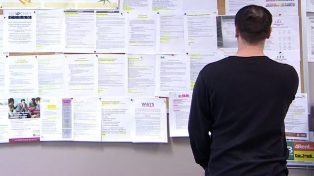 طالب عمل ينظر إلى إعلانات مبوبو عن وظائف شاغرة في اونتاريو حقوق الصورة: هيئة الإذاعة الكندية