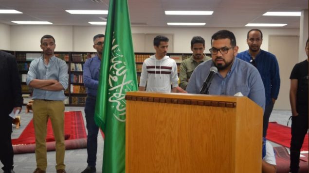 طالب سعودي يتحدّث خلال المؤتمر الصحفي الذي عقده الملحق الثقافي السغودي في اوتاوا د. فوزي بخاري/المكتب الثقافي السعودي في اوتاوا