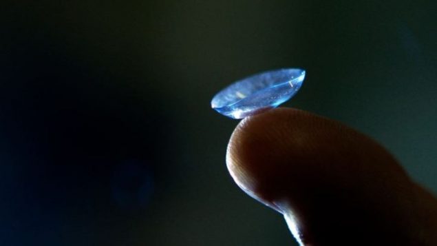 عدسة لاصقة فوق إصبع/(Brian Snyder/Reuters