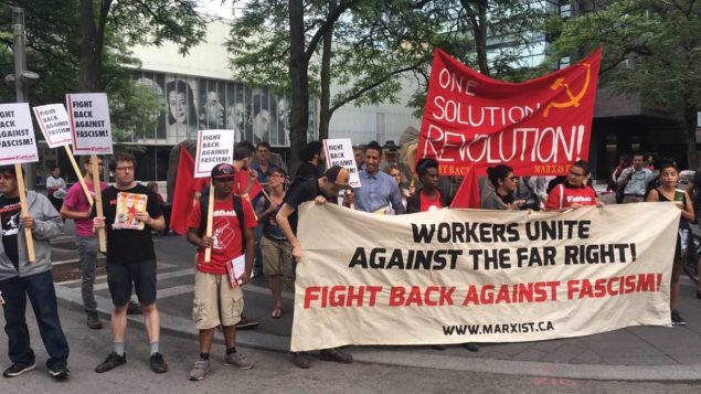 مجموعة من المتظاهرين ضدّ الفاشية في حرم جامعة ريرسون في أونتاريو في آب/أغسطس 2017 حقوق الصورة:Radio-Canada/Natasha MacDonald-Dupuis