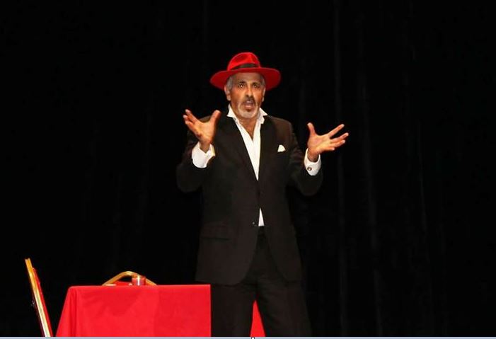 مشهد من إحدى مسرحيات سعيد بن يوسف " آه يا الايام" التي عُرضت في مونتريال في العام 2015 و في الجزائر (مسرح مستغانم) في العام 2017 - Facebook