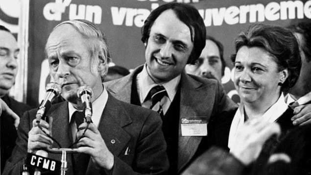 السياسية ليز باييت إلى جانب رئيس الحكومة زعيم الحزب الكيبيكي الأسبق رينيه ليفيك منتصف نوفمبر 1976/الصحافة الكندية 