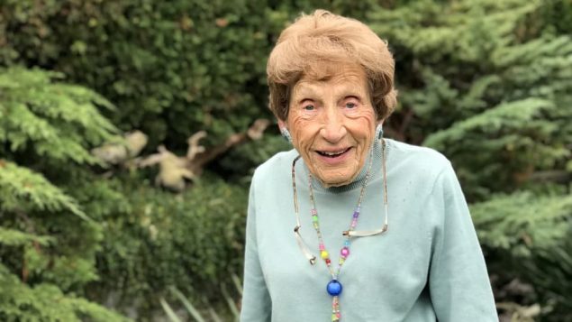 بطلة الكورلينغ الكنديّة لولا هولمز عمرها مئة سنة/Maryse Zeidler/CBC/هيئة الإذاعة الكنديّة