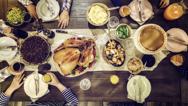 يلتقي الكنديّون في عطلة عيد الشكر حول المائدة للاحتفال بالعيد مع الأهل والأصدقاء/iStock