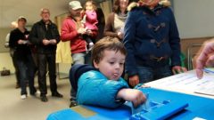 يمكن لجميع الأطفال الكيبيكيين البالغين من العمر بين 3 و 12 سنة المشاركة في التصويت المخصص لهم – Bob Edme/ AP