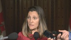 قالت كريستيا فريلاند وزيرة الخارجية الكندية إن الحكومة ستحترم صفقة بيع الآليات المدّرعة الخفيفة إلى المملكة السعودية -CBCNews