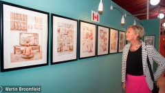 باتريسيا ماكالا سفيرة كندا في الجزائر في زيارة للجناح الكندي في المهرجان الدولي للقصة المصوّرة في الجزائر FIBDA - Photo : Martin Broomfield