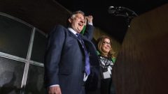 العمدة المنتخب لمدينة فانكوفر كنيدي ستيوارت الذي يضم مجلس بلديته غالبية من النساء/تينا لوفغرين
