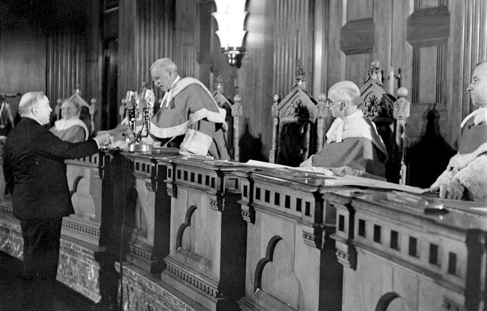 في 3 كانون الثاني يناير 1947، حصل رئيس الحكومة الكندي ماكنزي كينغ على أوّل شهادة للجنسية الكندية في مقر المحكمة العليا من طرف أحد قضاتها وتحمل الرقم 001 – La Presse Canadienne/Bibliothèque et Archives Canada