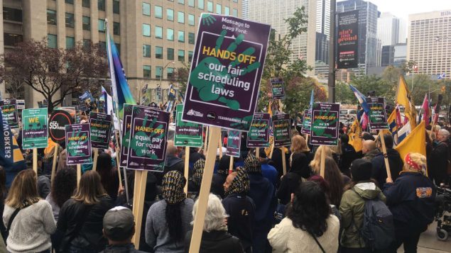 متظاهرون في اونتاريو يطالبون الحكومة بعدم التراجع عن قرار حكومة الليبراليّين السابقة برفع الحدّ الأدنى لأجر الساعة/Radio-Canada