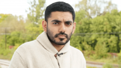 الناشط السعودي اللاجئ في كندا بعد أن اكتشف أن هاتفه الجوال خاضع لعملية تجسس: "في كل دقيقة يتصل بي عدد من الأشخاص عبر انستغرام وسنابشات وحسابي على تويتر وهم الآن في خطر بسبب هذا" – Anand Ramakrishnan/CBCNews