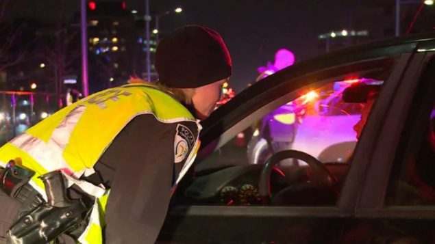 شرطيّة كيبيكيّة تتحقّق ما إذا كان السائق يقود سيّارته تحت تأثير الكحول أو المخدّرات/CBC/هيئة الاذاعة الكنديّة