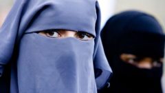 سيتم حظر التشادور على ممثلي سلطة الدولة والشرطة والمدعين العامين والقضاة ، بالإضافة إلى المعلمات - Fred Ernst/Associated Press