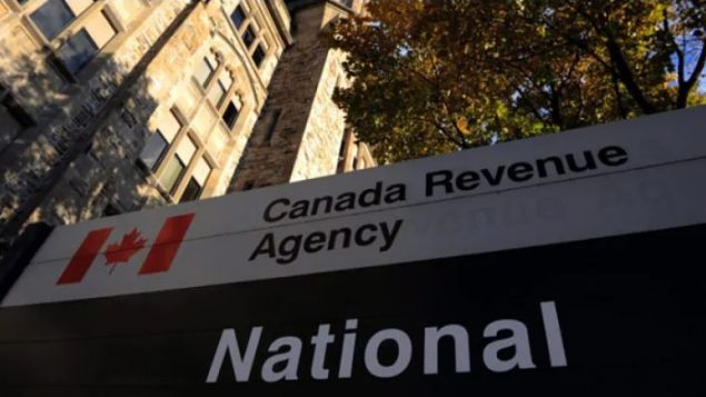 تُقدّرقيمة المبالغ المسروقة بأكثر من 10 ملايين دولار سُلبت من آلاف دافعي الضرائب الكنديين - CBC
