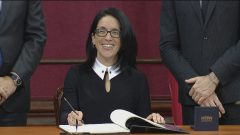 وزيرة العدل الجديدة في حكومة حزب الكاك في مقاطعة كيبيك تواجهها تحديات كبيرة في مجال الرموز الدينية والعلمنة وكانت قد لفتت الأنظار في لجنة القاضية شاربونو/راديو كندا
