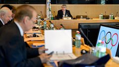 رئيس اللجنة الأولمبية الدولية توماس باك في اجتماع مع أعضائها – Getty Images/FABRICE COFFRINI