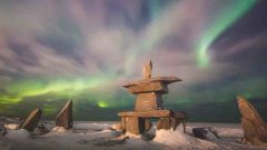 الشفق القطبي وتمثال إينوكشوك في مقاطعة مانيتوبا - Lonely Planet
