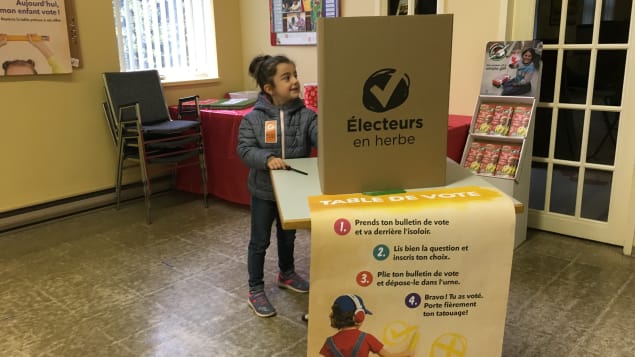 تلقين الأطفال مبادئ الحياة الديمقراطية - Jessica Blackburn/Radio Canada