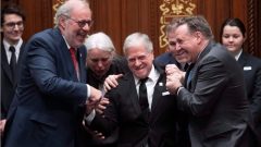 فرانسوا بارادي، رئيس الجمعية الوطنية في كيبيك (في وسط الصورة) أثناء تسلمه مهامه الجديدة. ويظهرعلى الصورة وهو يتظاهر برفض مهمته مع إلحاح زعماء الأحزاب كما جرت عليه العادة والتقاليد المتعامل بها في كيبيك - Radio Canada