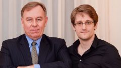 ادوارد سنودن المتعاقد السابق مع وكالة الأمن القومي الأمريكيNSA ومحاميه الكندي وبرت تيبو - Radio Canada