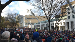 دعا منظمون المسيرة حكومة كيبيك إلى الاعتراف بأن "الطوارئ المناخية وحماية التنوع البيولوجي" هي "أعظم التحديات في عصرنا" - Radio Canada