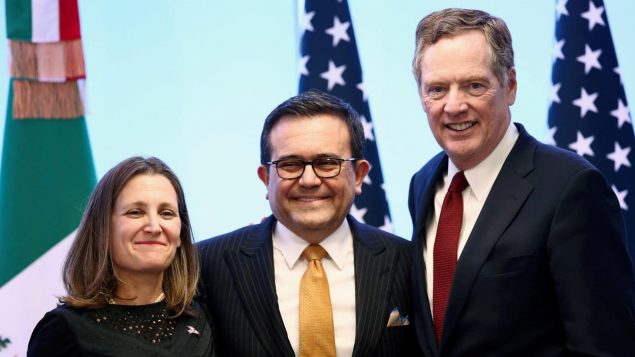 من اليمين إلى اليسار : االممثل التجاري الأمريكي روبرت لايتهايزر مع وزيرالاقتصاد المكسيكي الديفنسو غواهاردو ووزيرة الخارجية الكندية كريستيا فريلاند - (ارشيف) - Edgard Garrido/Reuters