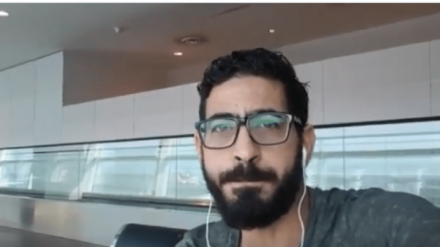 اللاجئ السوري حسن القنطار في منظقة العبور في مطار كوالالمبور في ماليزيا - Twitter