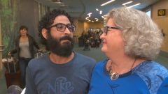 اللاجئ السوري حسن القنطار عند وصوله إلى مطار فانكوفر في مقاطعة بريتيش كولومبيا - Chris Corday/CBC