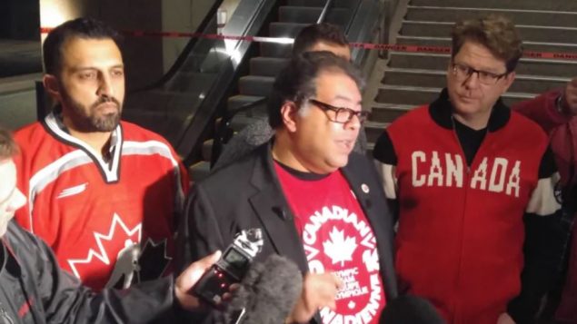 عمدة كالغاري نهيد ننشي (في الوسط) قتل إنّه لن يمضي قدما في دعم ترشيح كالغاري بعد نتائج الاستفتاء/(CBC/ هيئة الاذاعة الكنديّة