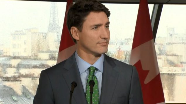 جوستان ترودو رئيس الحكومة الكندي خلال الندوة الصحفية التي عقدها في باريس اليوم الاثنين في مقر السفارة الكندية - CBC