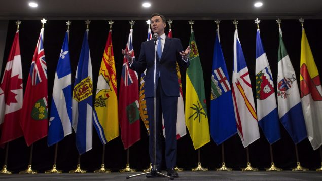 وزير المال الكندي بيل مورنو تحدّث إلى الصحفيّين بعد اجتماعه بوزراء المال الكنديّين في 10-12-2018/Adrian Wyld/CP