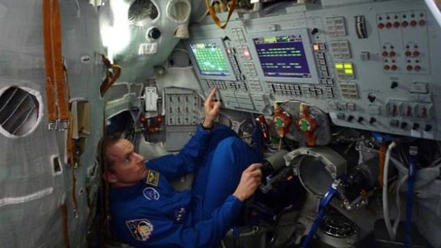 دافيد سان جاك داخل جهاز محاكاة الصاروخ سويوز - Canadian Space Agency