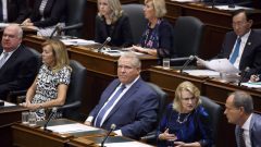 رئيس حكومة أونتاريو من نواب من الحزب التقدمي المحافظ في كوينز بارك، مقرّ الجمعية التشريعية - CP/COLE BURSTON