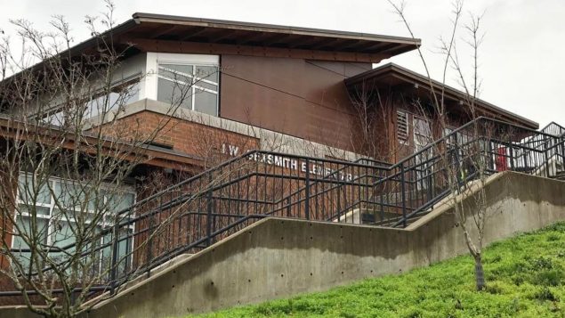 مبنى المدرسة في ضاحية فانكوفر الجنوبية حيث تعرضت فتاة للخطف والاعتداء الجنسي عليها/القسم الإنجليزي في راديو كندا