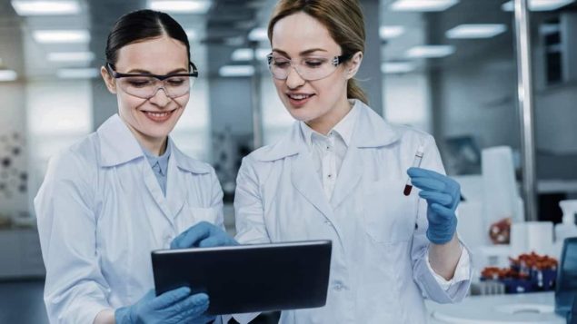 دراسة لجامعة بريتيش كولومبيا تظهر أن النساء أكثر سعادة في مجال العمل عندما يقل عدد الزملاء من الرجال/شوتر ستوك