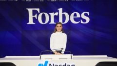نادية مصري تقرع جرس إغلاق بورصة ناسداك في نيويورك، يوم 13 نوفمبر تشرين الثاني الماضي - Photo Nasdaq