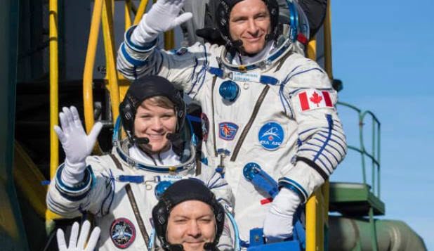 رائد الفضاء الكندي دافيد سان جاك (إلى أعلى يمين الصورة) ورفيقاه الروسي اوليغ كونونينكو والأميركيّة آن ماكلاين انطلقوا نحو المحطّة الفضائيّة الدوليّة/NASA