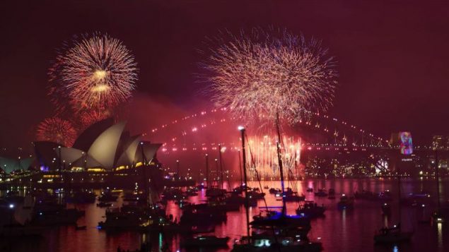 ألعاب ناريّة لاستقبال العام الجديد في استراليا/Getty Images / Brett Hemmings