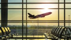 "إن الشرعة الكندية لحقوق المسافرين جوّا تحظر إنزال مسافر من الطائرة بسبب الحجز الزائد." مارك غارنو، وزير النقل الكندي - Radio Canada