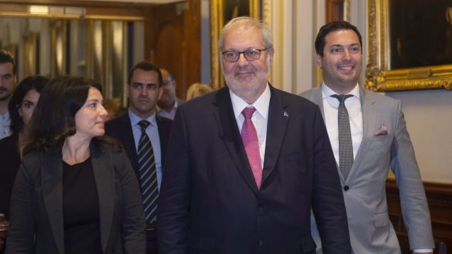 بيار أركان الوزير السابق في حكومة فيليب كويار التي خسرت الانتخابات في كيبيك يحتل حاليا منصب الزعيم المرحلي للحزب الليبرالي في كيبيك وزعيم المعارضة الرسمية في برلمان كيبيك/راديو كندا