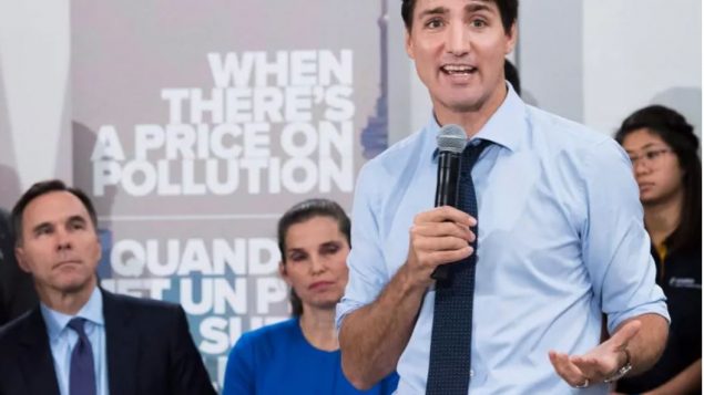 فرض رئيس الحكومة الكنديّة جوستان ترودو ضريبة الكربون على المقاطعات التي لم تضع استراتيجيّة خاصّة بها لخفض التلوّث/Nathan Denette/CP