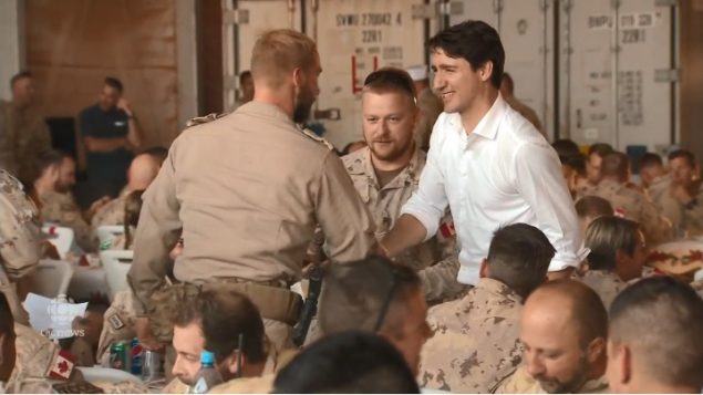 رئيس الحكومة الكندي جوستان ترودو يشارك الجنود الكنديين المنتشرين في مالي عشاء عيد الميلاد (مسبّقا) - Radio Canada