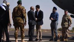 رئيس حكومة مالي سومايلو بوباي مايغا يستقبل رئيس الحكومة الكندي جوستان ترودو في قاعدة غاو - Radio Canada