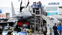 نتوي إيرباص المشاركة في مناقصة ستطلقها الحكومة الكندية لشراء 88 طائرة مقاتلة لتحل محل طائراتها CF-18 القديمة - Reuters/Fabrizio Bensch