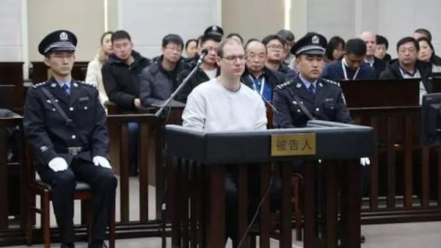 الكندي روبرت لويد شيلينبيرغ في قفص الاتّهام في محكمة في إقليم لياونينغ/Weibo / Gouvernement chinois