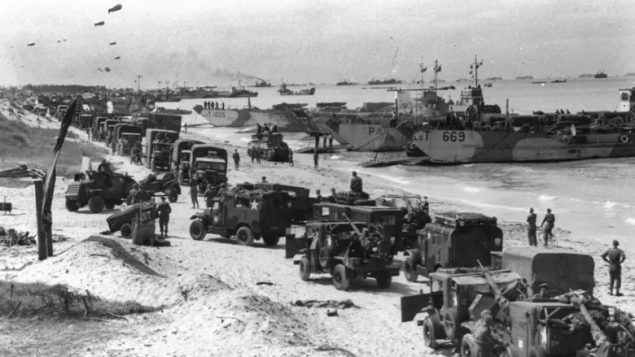 قوات الحلفاء على شواطيء نورموندي في فرنسا بعد انزال 6 يونيو حزيران 1945 - Canadian Press