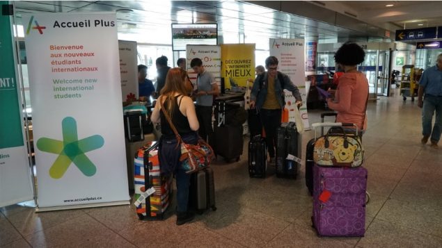 استقبال الطلبة الأجانب في مطار مونتريال (أرشيف) - Radio Canada