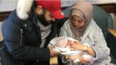 الطفلة فاطمة العامري، أولى مواليد 2019 في تورونتو، مع أمّها دينا وأبيها محمّد - Chris Langenzarde/CBC
