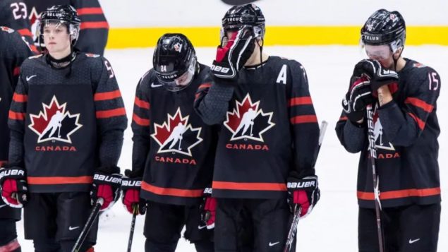 منتخب كندا للهوكي للناشئين خرج من البطولة بعد خسارته أمام فنلندا /(Darryl Dyck/CP
