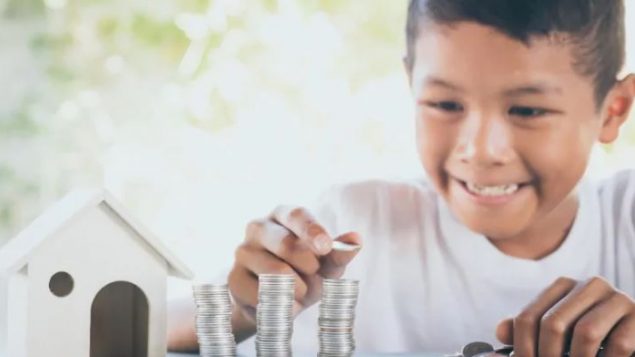 من المهم أن يتعلم الأطفال كيفية إدارة الأموال في وقت مبكر من الحياة - Shutterstock